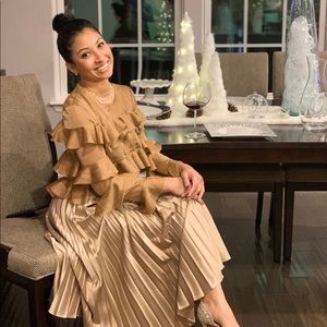 By Zara Beautiful blouse is modern and elegant